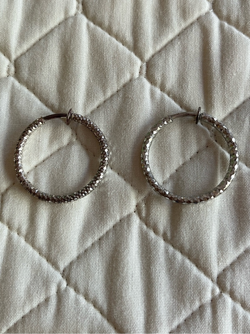 Vintage Silver Diamond Cut Clip-On Hoop Earrings 1.25“